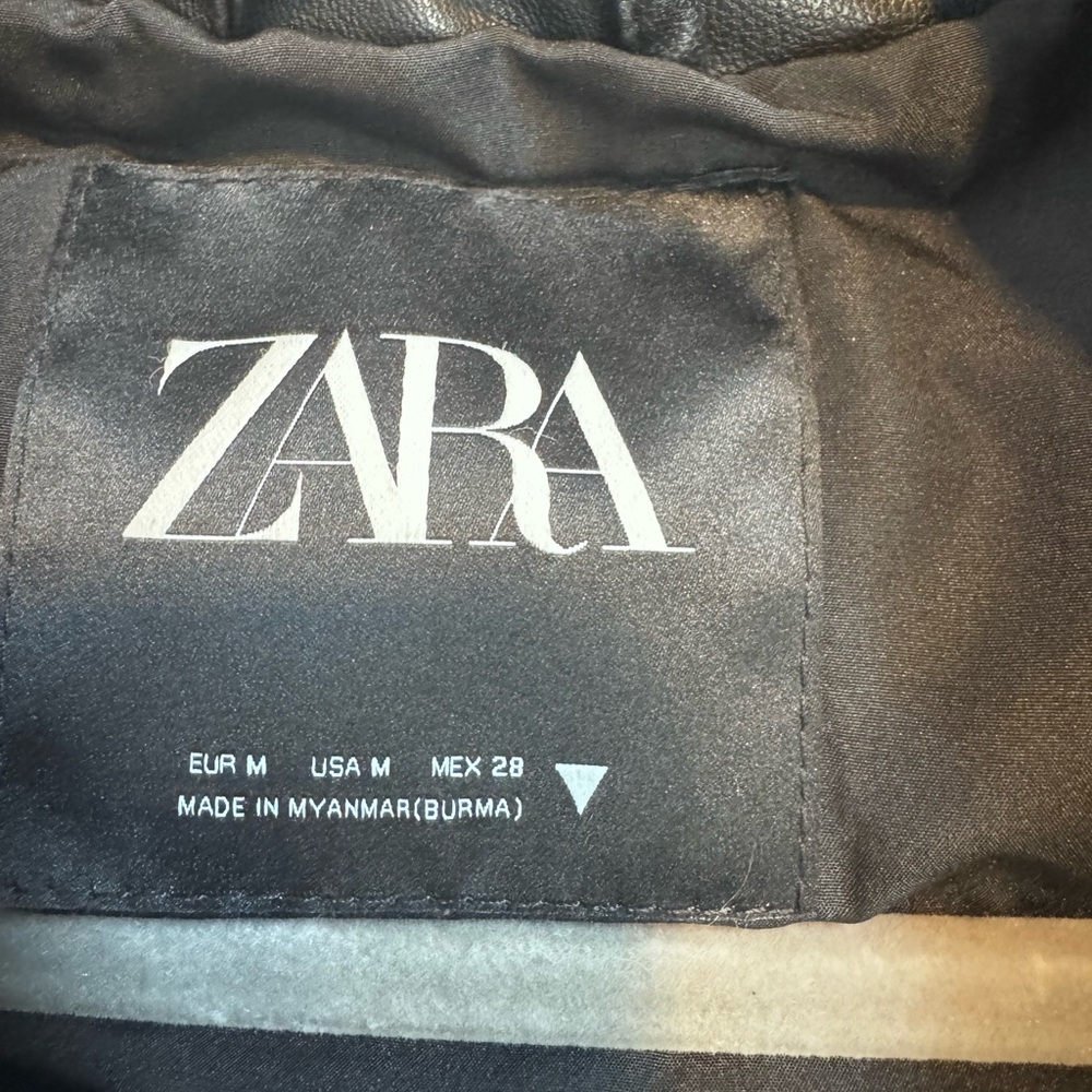 Zara Women’s Puffer Vest Size Medium - Picture 3 of 5